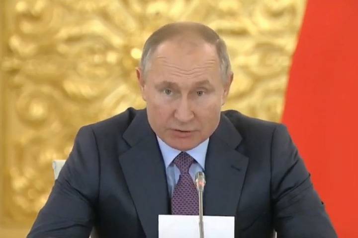 Путин заявил, что оппозиция после метания пластиковых стаканчиков «начнет стрелять»