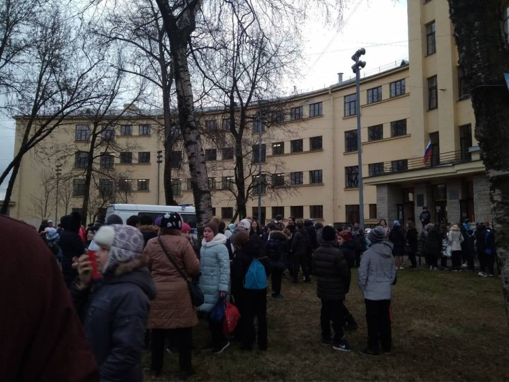 Прокуроры проверят данные о давке во время эвакуации в школе на Планерной