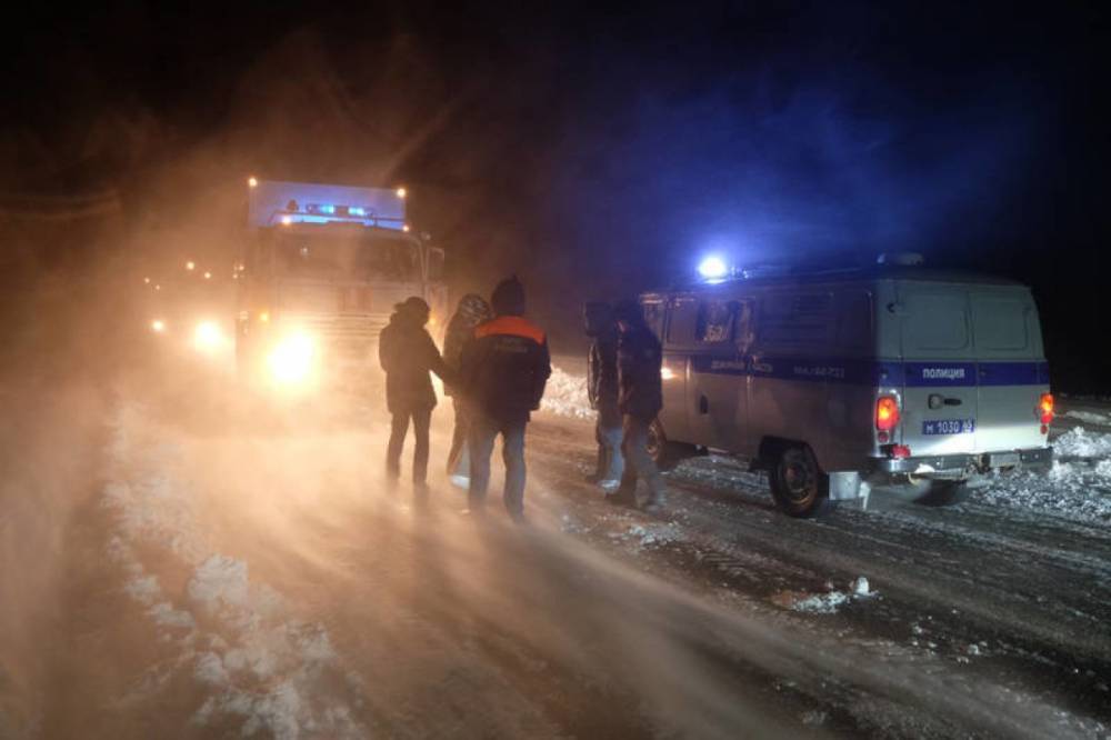 Из-за риска снежных заносов автоинспекторы просят северян воздержаться от поездок