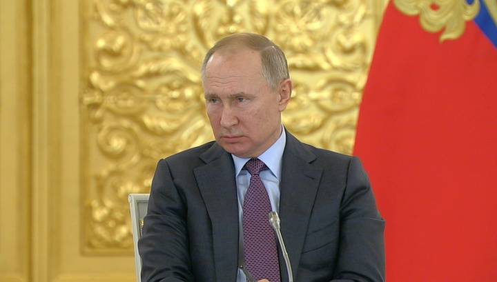 Путин поддержал идею увольнять чиновников за хамство