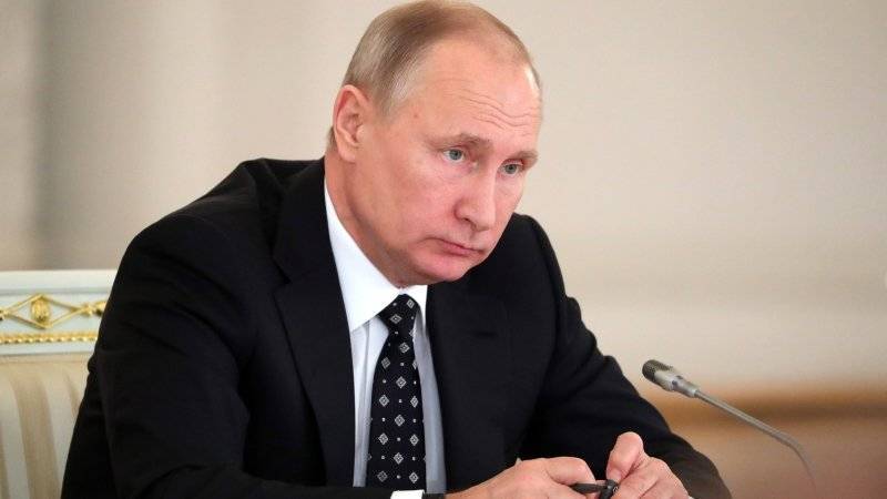 Путин поддержал идею наказания для чиновников за оскорбления граждан