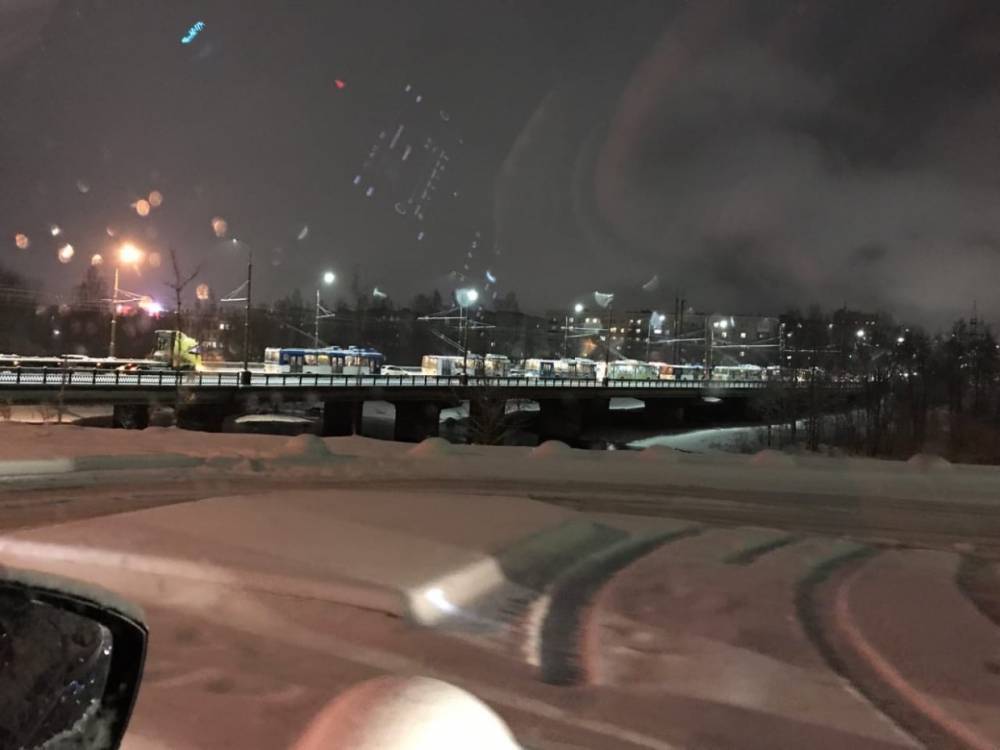 На автомагистралях Петрозаводска снегопад и ДТП вызвали дорожный коллапс