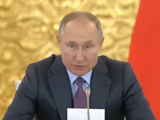 Путин заявил, что оппозиция после метания пластиковых стаканчиков начнет стрелять