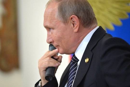 Путин поддержал идею увольнять чиновников за хамство