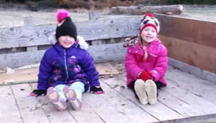 Четырехлетние близняшки босиком добрались до людей после смертельной аварии
