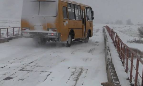 "Задействуют два автобуса". Текущий ремонт аварийного моста в Зауралье, по которому возили детей в школу, начнут немедленно
