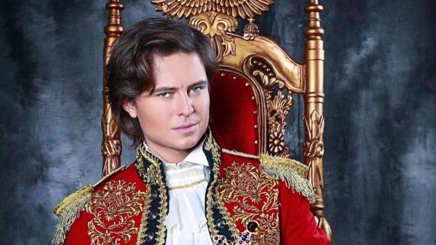 «Я лучше всех»: Прохор Шаляпин в красной шубе позирует на королевском диване