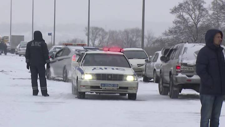 Снегопад во Владивостоке привел к столкновению почти 20 машин