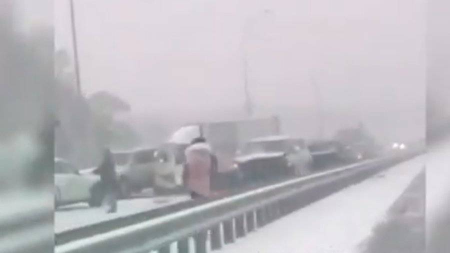 Более 50 автомобилей столкнулись в массовой аварии под Владивостоком – СМИ