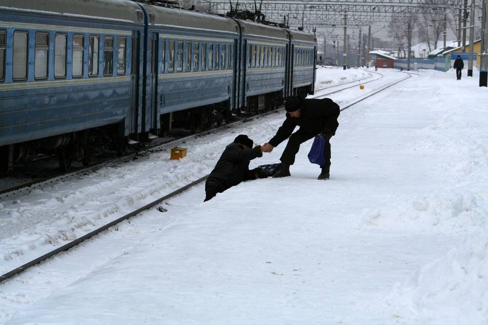 Полицейские оштрафовали двух кузбассовцев, едва не попавших под поезд