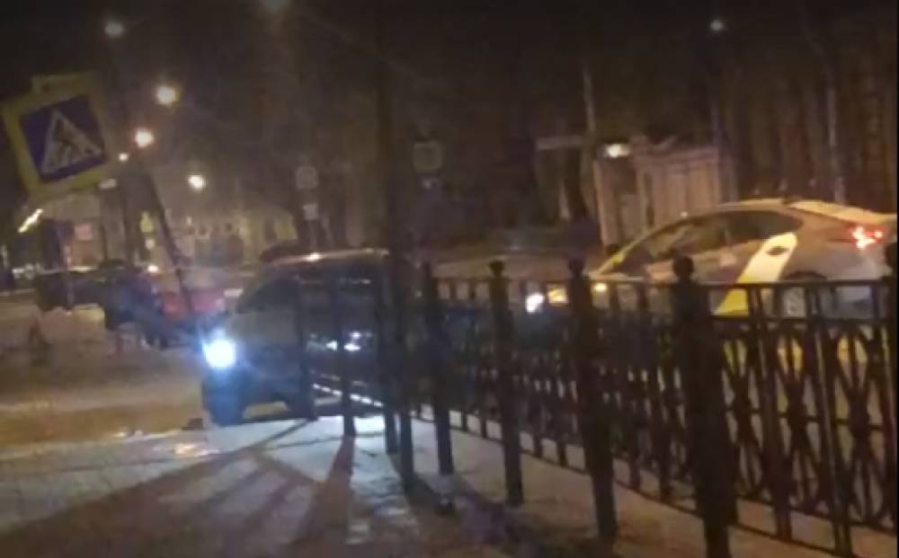 Неаккуратный на поворотах таксист подбил легковушку на 8-й Красноармейской
