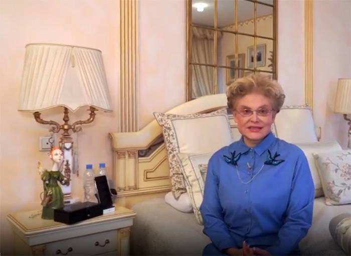 Уроженка Кемерова Елена Малышева показала на видео свою квартиру с мебелью в дворцовом стиле