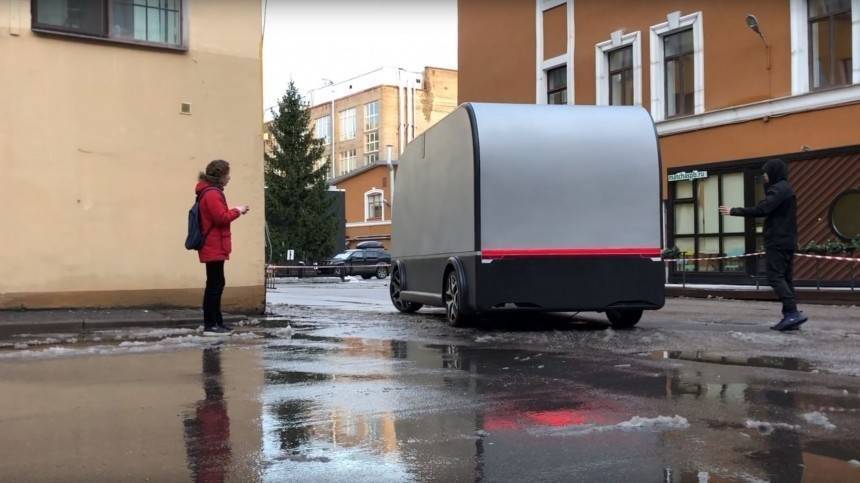 Без руля и водителя: беспилотный грузовик прокатился по Петербургу