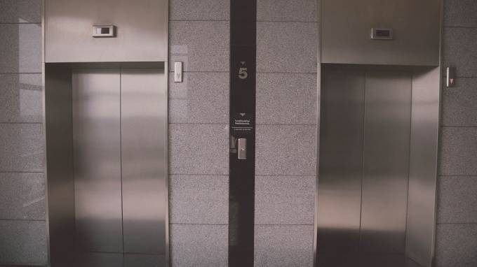 Очевидцы: в Шушарах у лифта нашли труп мужчины