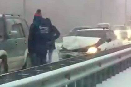 Число пострадавших в массовом ДТП в России машин увеличилось до полусотни