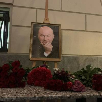 Москвичи несут цветы к мемориалу памяти Юрия Лужкову у здания мэрии