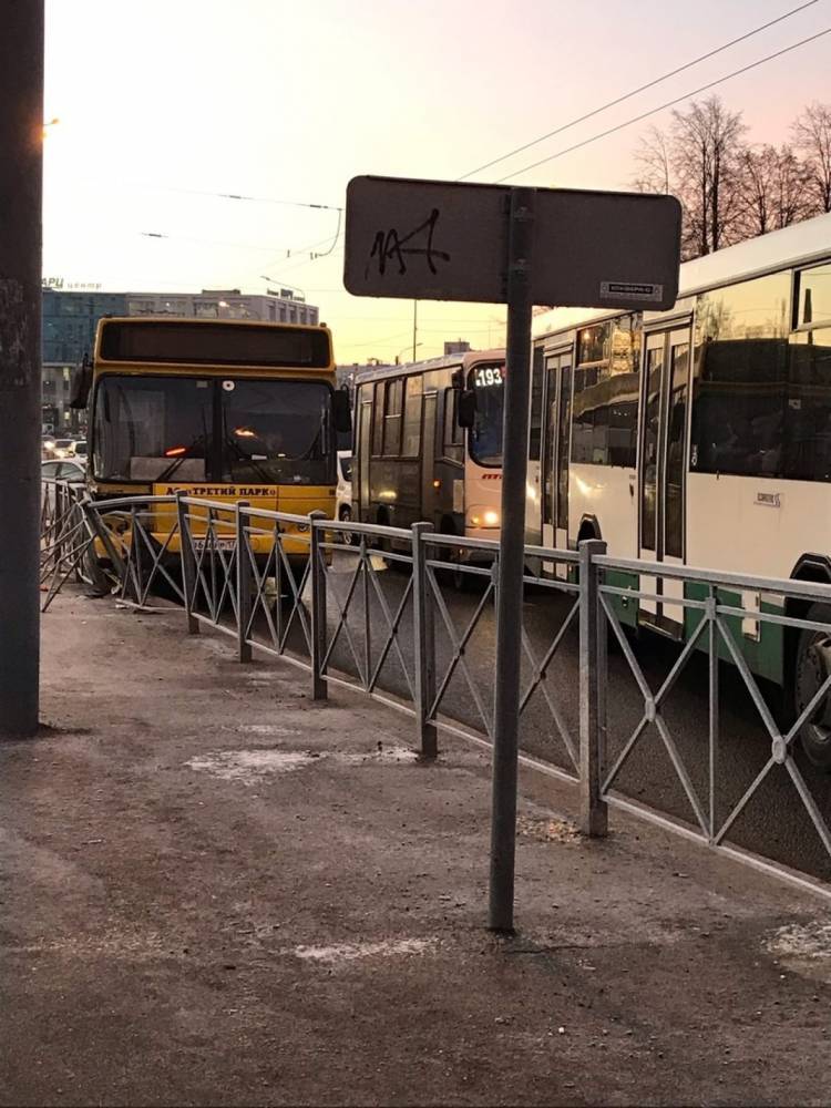 Автобус въехал в ограждение на пересечении Руставели и Пискаревского
