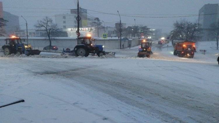 Снегопад во Владивостоке привел к массовым ДТП и задержкам рейсов