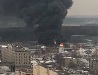 На территории Уральского завода лакокрасочных изделий тушат крупный пожар
