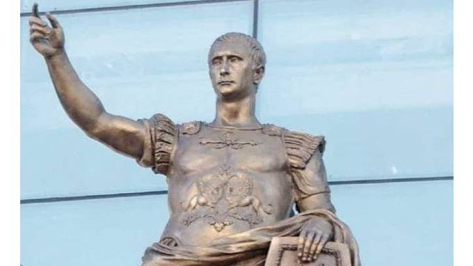 "Аве президенту". На Петроградке установили статую римского императора с лицом Путина&nbsp;
