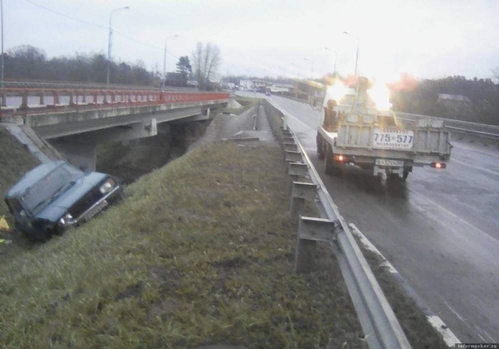 В Псковском районе машина вылетела с моста и перевернулась
