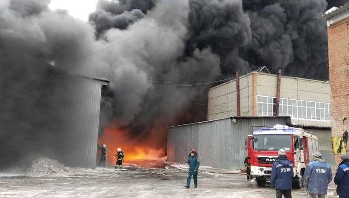 Сильный пожар вспыхнул на лакокрасочном заводе в Екатеринбурге
