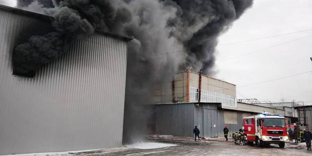 Угроза взрыва: в Екатеринбурге горит лакокрасочный завод (видео)