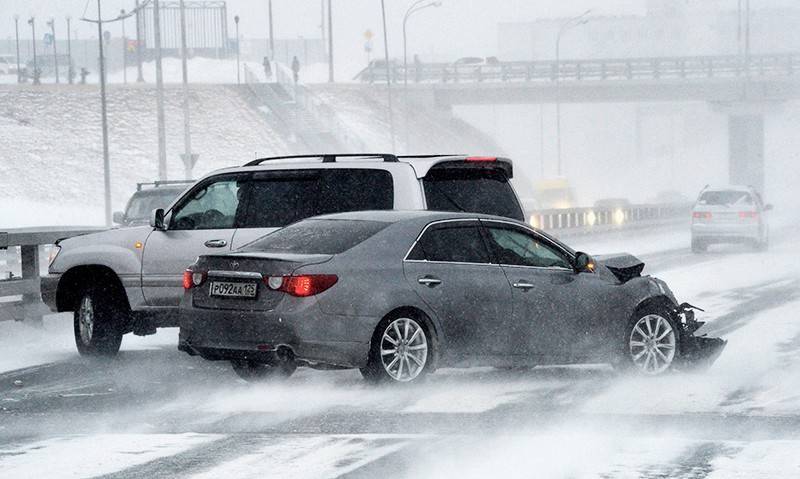 Около 20 машин столкнулись в Приморье из-за снегопада (видео)