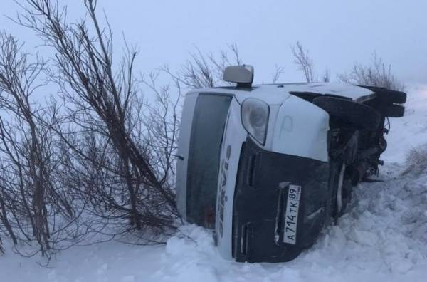 На Ямале пассажирский микроавтобус улетел в кювет, есть пострадавший