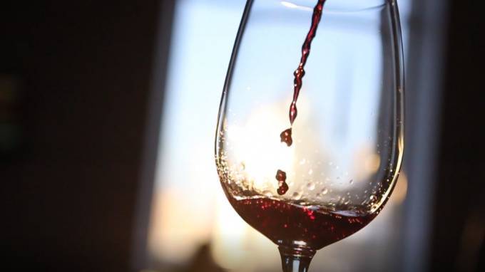 ЗакС пытается снять запрет на заграничное сырье для вина