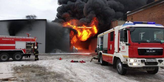 Пожар на заводе лакокрасочных изделий в Екатеринбурге охватил 800 кв метров