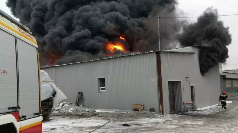 На горящем складе завода в Екатеринбурге взорвались бочки с красками