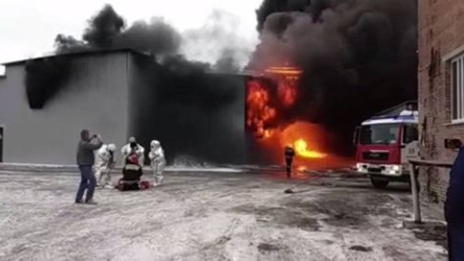 На горящем заводе в Екатеринбурге произошла серия взрывов
