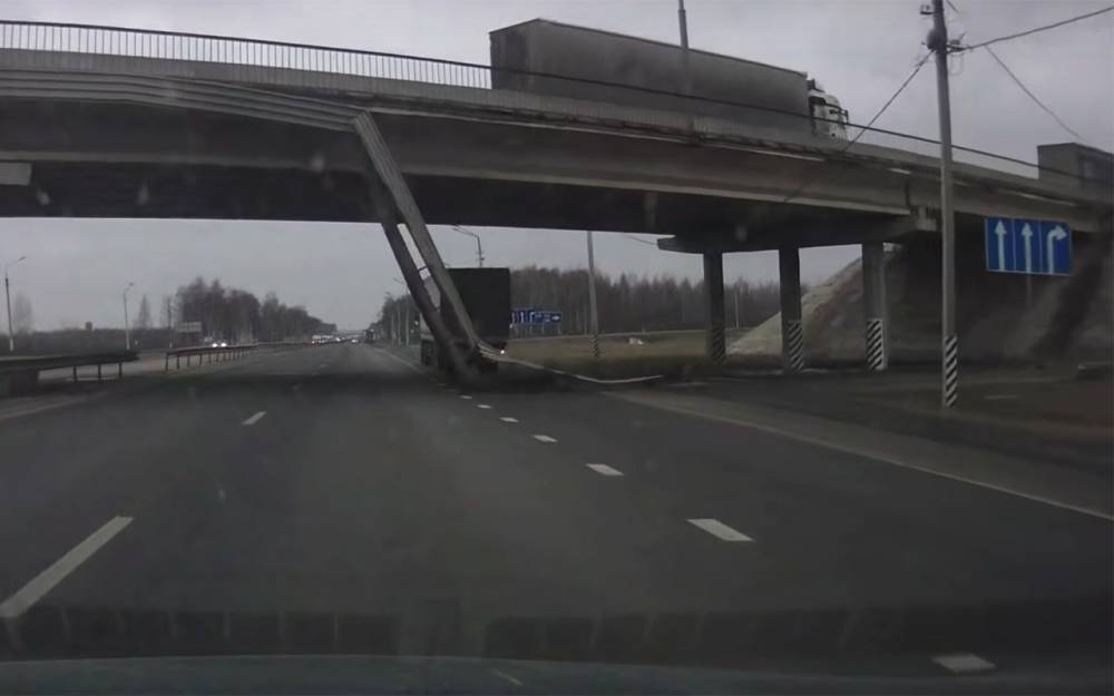 Обрушение моста попало на видео. Дорожники говорят, «на работоспособность не влияет»