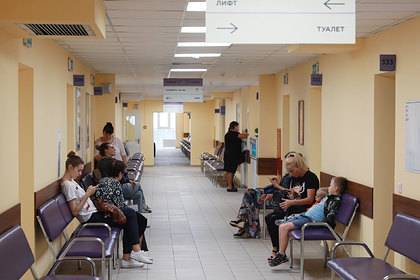 Россиянам захотели разрешить обращаться в поликлиники без полиса ОМС