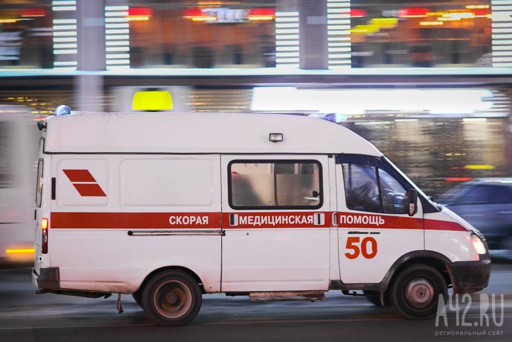 В Кузбассе автомобиль наехал на остановку: пострадали два человека