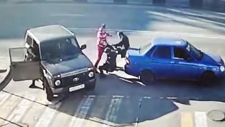Ростовский водитель одним ударом отправил двух оппонентов в нокдаун. Видео