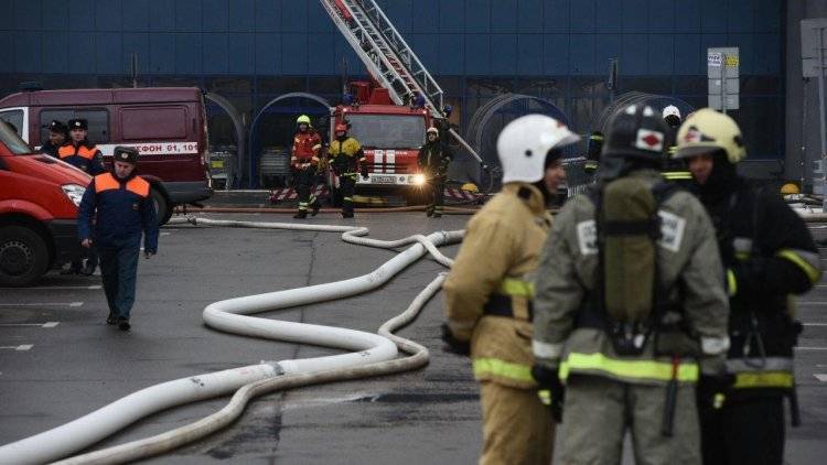 Спасатели локализовали пожар на лакокрасочном заводе в Екатеринбурге