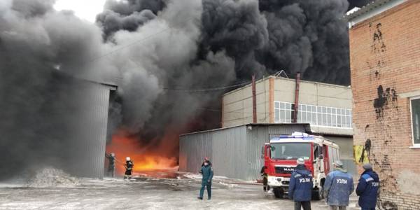 Поступила информация о пострадавшем во время крупного пожара на уральском заводе