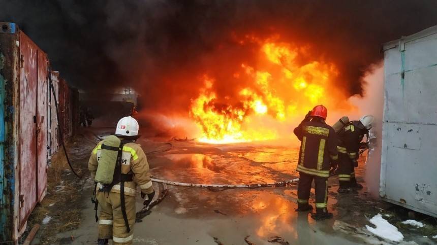 Прогремела серия взрывов при тушении пожара на заводе в Екатеринбурге