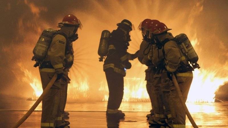 В Екатеринбурге произошел взрыв при тушении пожара на складе завода