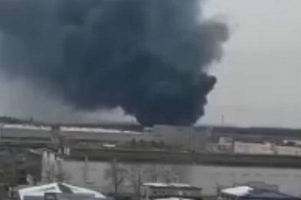 В Екатеринбурге загорелся лакокрасочный завод, там начались взрывы