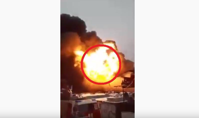 Момент взрыва бочек с краской на горящем заводе в Екатеринбурге попал на видео