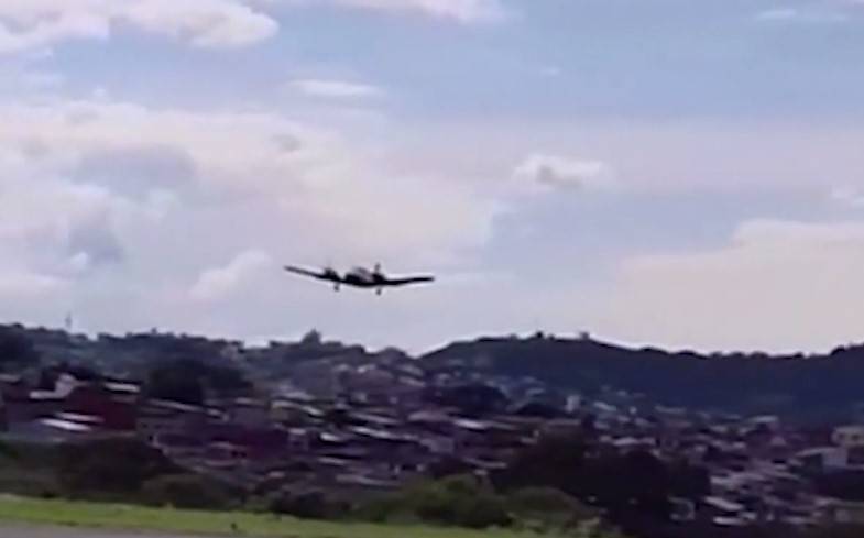 Пилот посадил самолет с туристами без шасси и спас всем жизнь