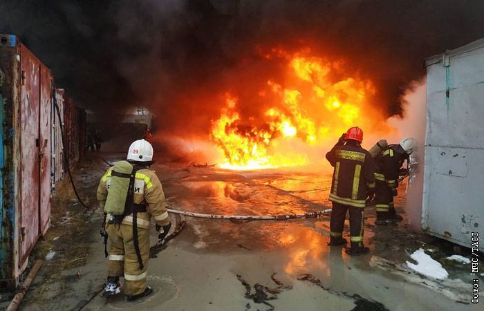 Открытый огонь потушили на лакокрасочном заводе в Екатеринбурге
