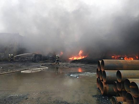 В Екатеринбурге Роспотребнадзор исследует воздух после пожара на лакокрасочном заводе