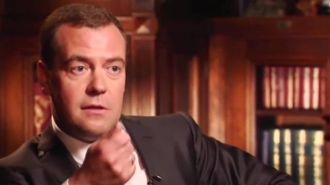 Медведев одобрил идею о снижении порога беспошлинного ввоза товара