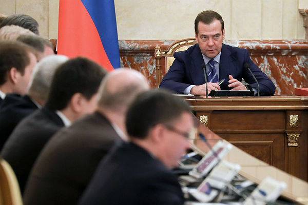 Медведев согласился снизить порог беспошлинного ввоза посылок