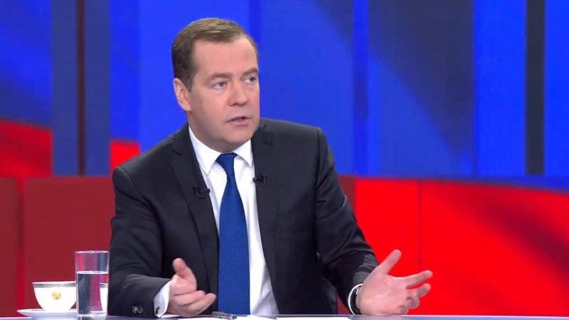 Медведев одобрил идею Минфина снизить порог беспошлинного ввоза посылок