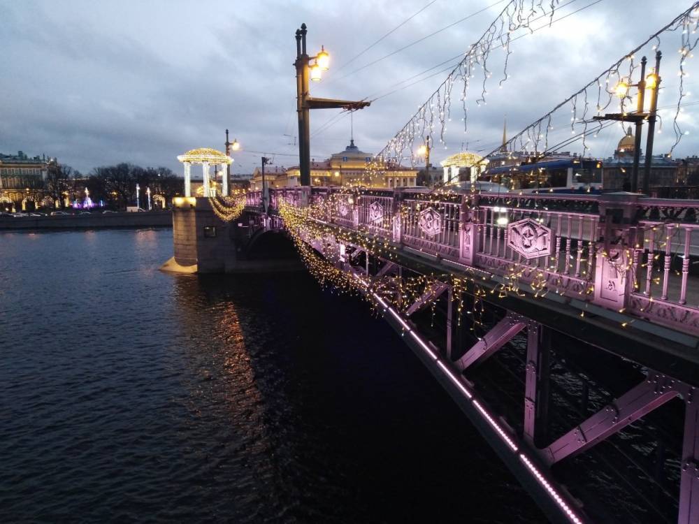 В Петербурге включили праздничную подсветку мостов